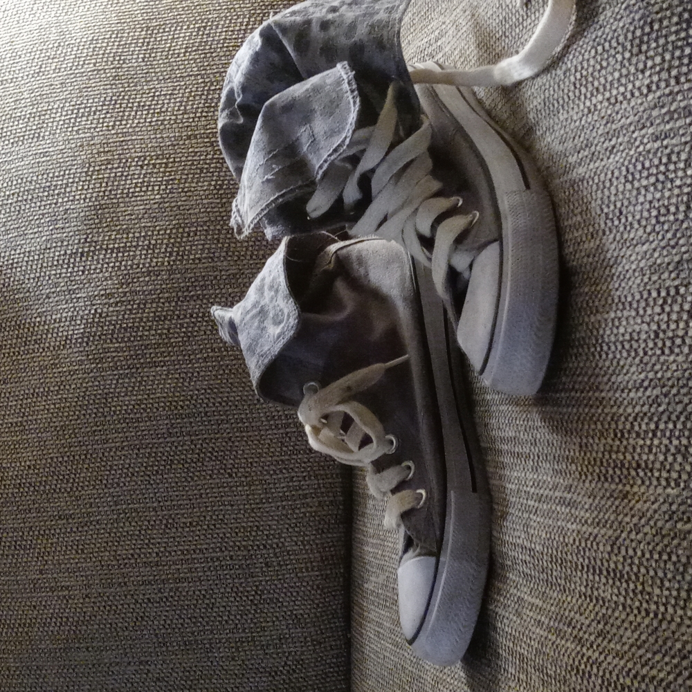 Airwalk high top shoes size 7 in women's light gray